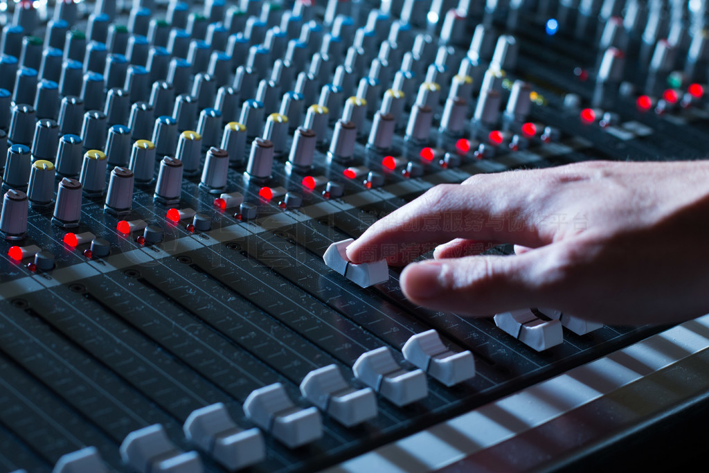 錄音室、調音臺的專業音樂制作生活方式免費下載_jpg格式_5472像素_編號43139870